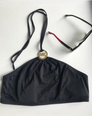 Bikini svart  - Svart bikini från Michael Kors. Strl Medium.  Säljes tillsammans 350kr. 