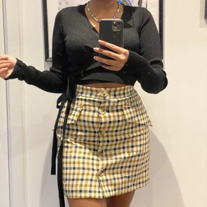 Kjol - Rutig kjol från H&M i storlek 36. Aldrig använd. 