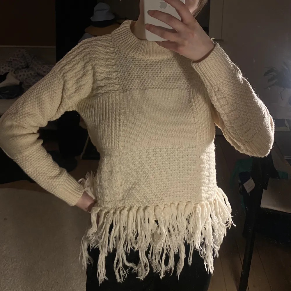 Supercool stickad tröja med fransar från Never Denim. Köpt på second hand men helt oanvänd efter det.. Neuleet.