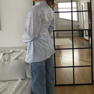 SKJORTA - Figursydd skjorta som ger  fin form!! Markerad midja. För liten för mig nu tyvärr! Är storlek 40 men mer som en 36/38! Köparen står för frakten 🚚