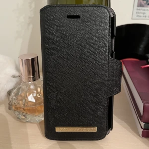 Ideal of sweden-skal - iPhone 7-skal från ideal of sweden. Liten del gått av uppe till höger (kolla bild 3), därav det billiga priset! Frakt tillkommer 💜