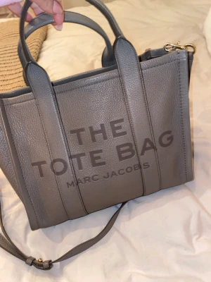MARC JACOBSThe Leather Tote Bag - Säljer min väska använt den en period. Helt ny finns inga skador på den.  Äkta köpt från Nelly för 5 399kr   Säljer den billigare 