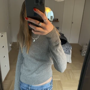 Isabel Marant tröja  - Najs tröja från Isabel Marant, knappt använd. Så snygga detaljer. Den är storlek 40 men ör som en xs-s