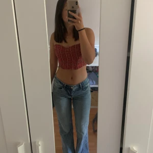 Lågmidjade jeans - populära lågmidjade jeansen från hm, hm low waist flare storlek 36 pris 250kr❤️