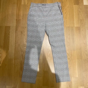 Zara Byxor - Zara Byxor som är snygga och bekväma. Färgen vit/multicoloured och storleken är  S. Nypris: 720