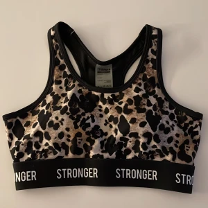 Stronger - Säljer min fina stronger sport-bh för att den inte används längre. Den är använd 4-7 gånger typ. Men används inte längre. Den är i storlek Xs. Säljs för 90kr ❤️ Skriv privat om ni är intresserade❤️