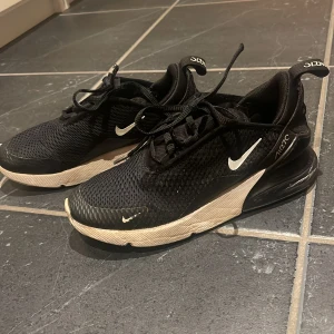 Nike Air max 270 - Använda skor men i mycket bra skick, skor i storlek 34, UK 2. Nypris 1450 kr. Pris kan diskuteras. 