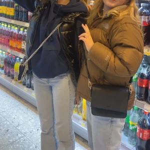 The North face jacka  - En brun the north face jacka som inte säljs i den här modellen/färgen längre storlek xs-s använd väldigt få gånger bra skick