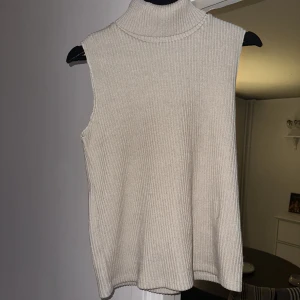 Beige väst  - Beige tröja från zara 
