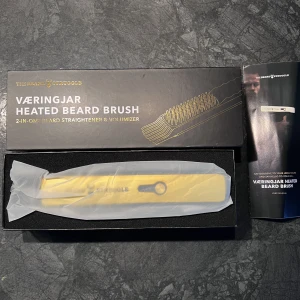 3-IN-1 HEATED BEARD BRUSH + STRAIGHTENER( ultimate viking grooming tool) - Laddningsbar skägg /hår straightener . Ny kostar 841kr , valde just denna då har den fått 5 stjärnor i 1500 recensioner på hemsida the.beardstruggle.com 