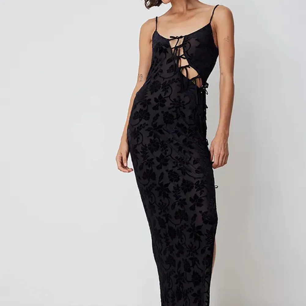 Jag söker denna klänningen från Ella Karberg x NAKD i storlek 34 eller 36! Kan betala bra 🫶🏻. Klänningar.