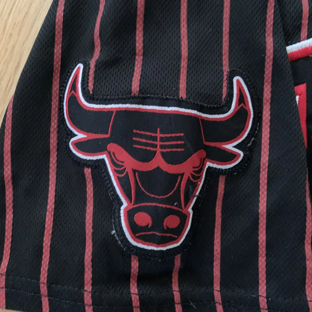 En riktigt fet Chicago Bulls ”jersey”. Ganska använd men i bra skick (7,5/10). Storlek M och perfekt i längden.. T-shirts.