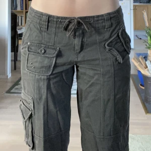 Cargopants - Jättefina vida cargopants Strl M, men de har ett snöre i midjan man kan justera och passar bra på mig som är xs/s i byxor  Midjemått: 41 Innerbenslängd: 77,5 Är 168