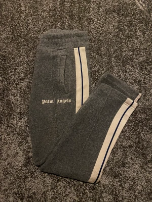 Palm Angels wool limited edition  - Tja säljer mina Palm angels wool då dom är lite stora dom är i perfekt skick använda 4 gånger så 9,5/10! Dom är storlek S men jag upplever att dom sitter lite lite större då de är tjockare material på dessa sjukt snygga o sköna nypris ligger på ca 5000!