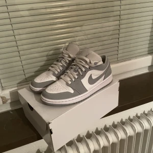Jordans - Ett par jordans wolf grey i jätte bra skick. Jag har tagit väl hand om skorna så de är helt felfria. Dem är i storlek 40 men hade kunnat passa 40, 1/2. För mer info är det bara att skriva.✍️ 