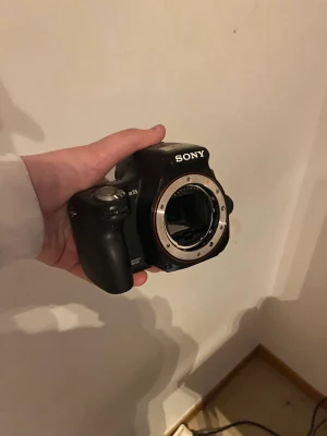 En a35 kamera med alla tillbehör du kan ha - Hej säljer nu min kamera för jag måste ha snabba pengar  Kan skicka den om jag får pengar för frakten me  Du får med 2 väskor värt runt 400kr 2 objektiv värt runt 4500kr Kameran värd runt 3000kr Dom e i ny skick