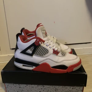 Jordan 4 Fire Red storlek 40 - Jordan 4 Fire Red storlek 40! Nu säljer jag mina Jordan 4s i storlek 40 som är sparsamt använda i ungefär 3 månader. 2-3 st små skador på skorna som ser ut som smuts annars är det bra skick! Äkthetsbevis finns och fler bilder kan skickas om man vill ha.