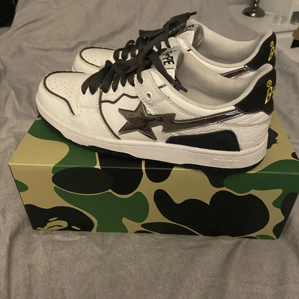 Ett par A Bathing Ape Bape SK8 Sta White Silver i hyfsat bra skick  Nypris ligger på cirka 5k på stockx Storlek 44/US10  Tar även emot byten, Hämtas i Karlskoga men kan även postas. Skor.