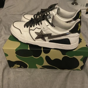 A Bathing Ape Bape SK8 Sta White Silver - Ett par A Bathing Ape Bape SK8 Sta White Silver i hyfsat bra skick  Nypris ligger på cirka 5k på stockx Storlek 44/US10  Tar även emot byten, Hämtas i Karlskoga men kan även postas