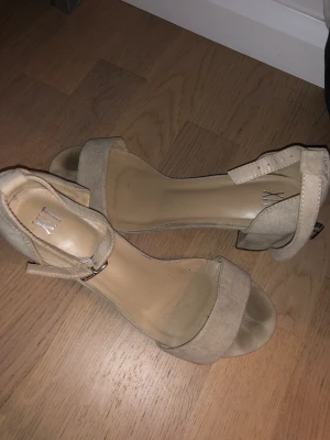 Klackskor - Beige klacksko, använd 1 gång.