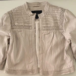 Ilse Jacobsen bolero  - Beige Ilse Jacobsen läder bolero med trekvarts ärmar