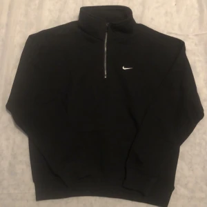 Nike Half-zip - Riktigt skön och stilren Nike half-zip tröja. 