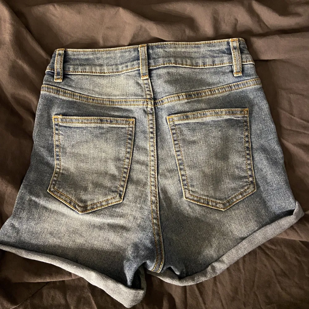 Blå jeansshorts från cubus. Klippt dom kortare och vikt upp dom så går å gö dom kortare eller längre💕Fint skick, sköna å stretchiga. köpare står för frakt💕. Shorts.