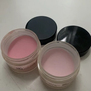 Akrylpuder  - 70kr/st Första bilden:  PINK & INTENSPINK  andra bilde :  2st CLEAR & WHITE 