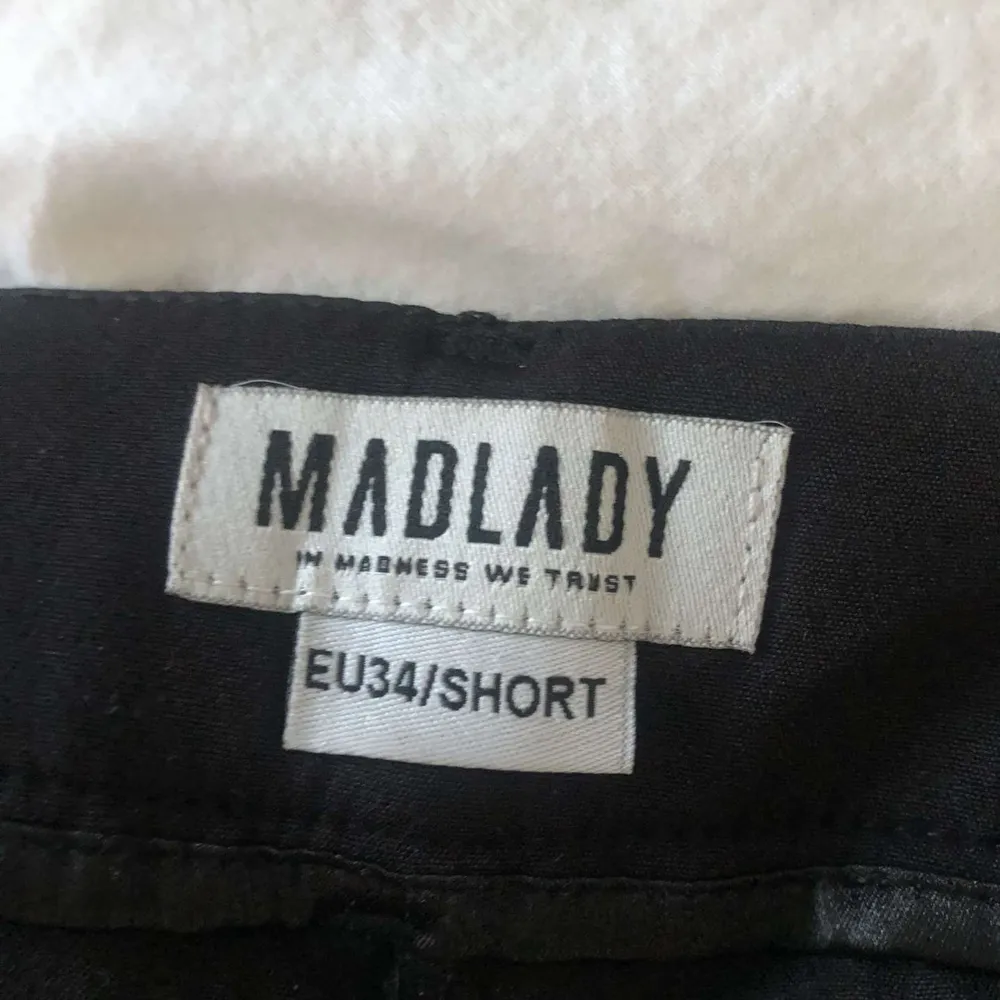 Kostymbyxor från Madlady i mycket fint skick!! Bra längd på mig som är 164! Nypris var 599 🌷. Jeans & Byxor.