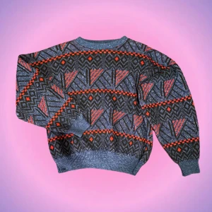 Stickad tröja - Så mysig stickad tröja med mönster! 😍😍 Den sitter lite oversized på mig som oftast bär S så skulle säga att de är en  större  S eller M! Den är superfin och har inga defekter🌟 Skriv privat vid intresse o frågor❤️🫶🏻