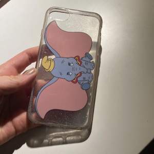 Säljer detta supergulliga och unika iPhoneskal med Dumbo på 🐘 från märket Bershka, passar till iPhone 6/6S/7/8/SE