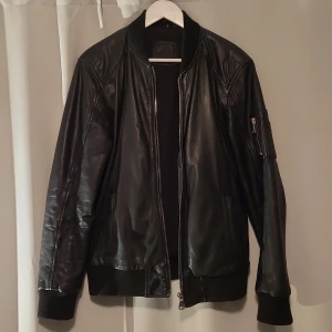 Skinnjacka - Skinnjacka, unisex/herr, Small.  "Korintage", köpt på Zalando för 2000kr. Använd max 10 ggr. Ganska smal modell. Innerficka. 