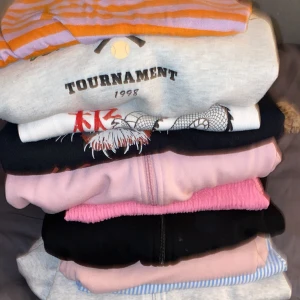 Fina kläder - Flera fina tröjor som jag aldrig använder!  Rosa,grå och svart navelkorta hoodies med luva Grå, svart och rosa tröja med tryck Randig t-shirt Randig skjorta med tryck bak Vit t-shirts med tryck Rosa t-shirt med of shoulder 