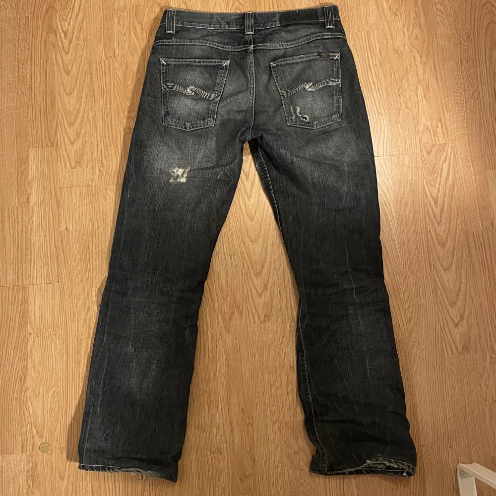 Snygga blåa jeans från nudie med slitna detaljer på både bak och framsida i bra skick, köpta här på plick, använda fåtal gånger av mig. Skicka dm vid frågor eller fler bilder, läs bio! 😎💕. Jeans & Byxor.