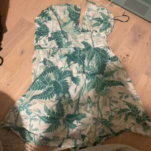 short Jumpsuit - Jätte fin och skön short jumpsuit från Hm Nypris 200 Storlek M 