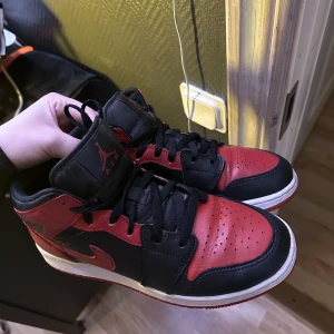 Air Jordan 1 - Säljer nu mina jordans som jag köpte 2021, de är inte använda mer än 10-15 gånger eftersom att det helt enkelt inte var min stil. De är rätt så fräscha men finns självklart tecken på användning. Har tyvärr ej kvar lådan dock. DM för flera frågor🤍😽
