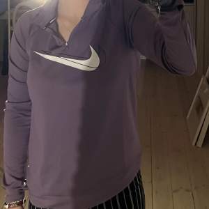 Nike Dri-FIT Swoosh run träningströja i färg lila. Perfekt till löprundan. Den har en normal passform i storlek s. Är i bra skick. Nypris ligger på 449 kr och säljer för 250 kr. 