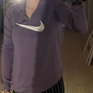 Nike sportig träningströja  - Nike Dri-FIT Swoosh run träningströja i färg lila. Perfekt till löprundan. Den har en normal passform i storlek s. Är i bra skick. Nypris ligger på 449 kr och säljer för 250 kr. 
