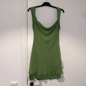 Grön vacker klänning - Jätte fin sommar klänning men volang framtill som knyts i nacken med öppen rygg. 