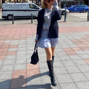 Ljusblå/grå volangkjol - Så fin volangkjol i en ljusblå/grå färg. Fina detaljer på kjolen som gör att den är ovanlig men superfin och passar till massor! Finns inte att köpa längre!