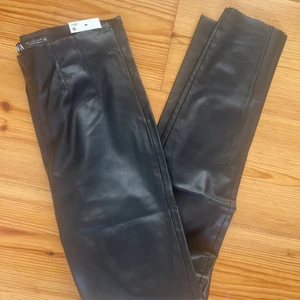 Zara skinnbyxor - Tights skinnbyxor från Zara i strl S. Tyvärr alldeles för tights på mig så har ingen bild med dem på :( kan skicka fler bilder om det krävs 🤍 helt oanvända! 