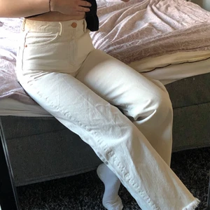 Vit/beigea wide jeans st 34 - Ett par super fina wide jeans från Lindex. Klippt dom lite kortare så om du är 1,66-1,67 passar dom perfekt😁 köparen står för frakten💕