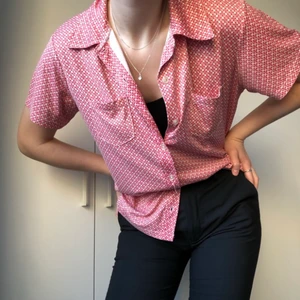Skjorta, vintage. - Fin skjorta i rött-vitt mönster. Vintage, köpt på second hand och därmed saknas lapp med information om märke och storlek. Uppskattad storlek: S-M. Hör av er vid ytterligare frågor💗