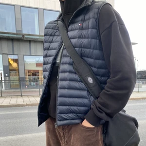 TOMMY HILFIGER VÄST - Säljer min tommy hilfiger väst, storlek M. Västen är knappt använd och därav nästan nyskick. Skriv gärna vid intresse. Nypris 2500kr