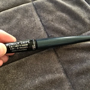 Eye liner 🖤 - Super fin oanvänd eye liner från ”rimmel london”! Super fin och det är tunn! 💜