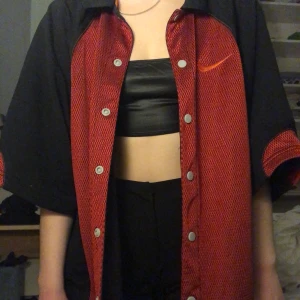 Nike tröja - Nike plagg köpt på humana för några år sedan. Gott skick!