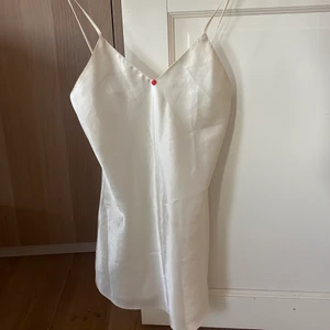 Klänning  - Vit kort klänning i siden🤍