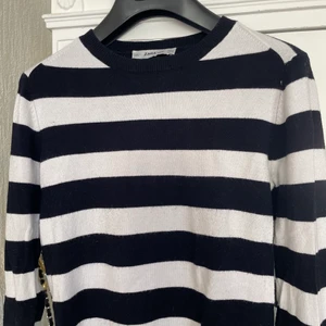 Zara tröja - Randig stickad tröja från zara! Väldigt skön, lite tunnare och fin med pärlorna vid armen😍