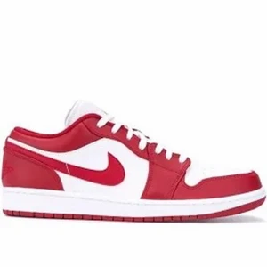 Nike air Jordan 1 Low ”Gym Red” - Hej! Dessa är i nyskick, 9/10. Storlek 44. Tveka inte vid frågor!👍
