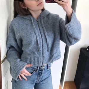 Stickad zip-up zara - Jättefin stickad zipup från zara, perfekt nu i vår eller sena sommarkvällar. Nypris 400, köpt här på Plick men inte min stil så säljer vidare, nyskick!! Hör av dig för mer info/bilder🥰❤️